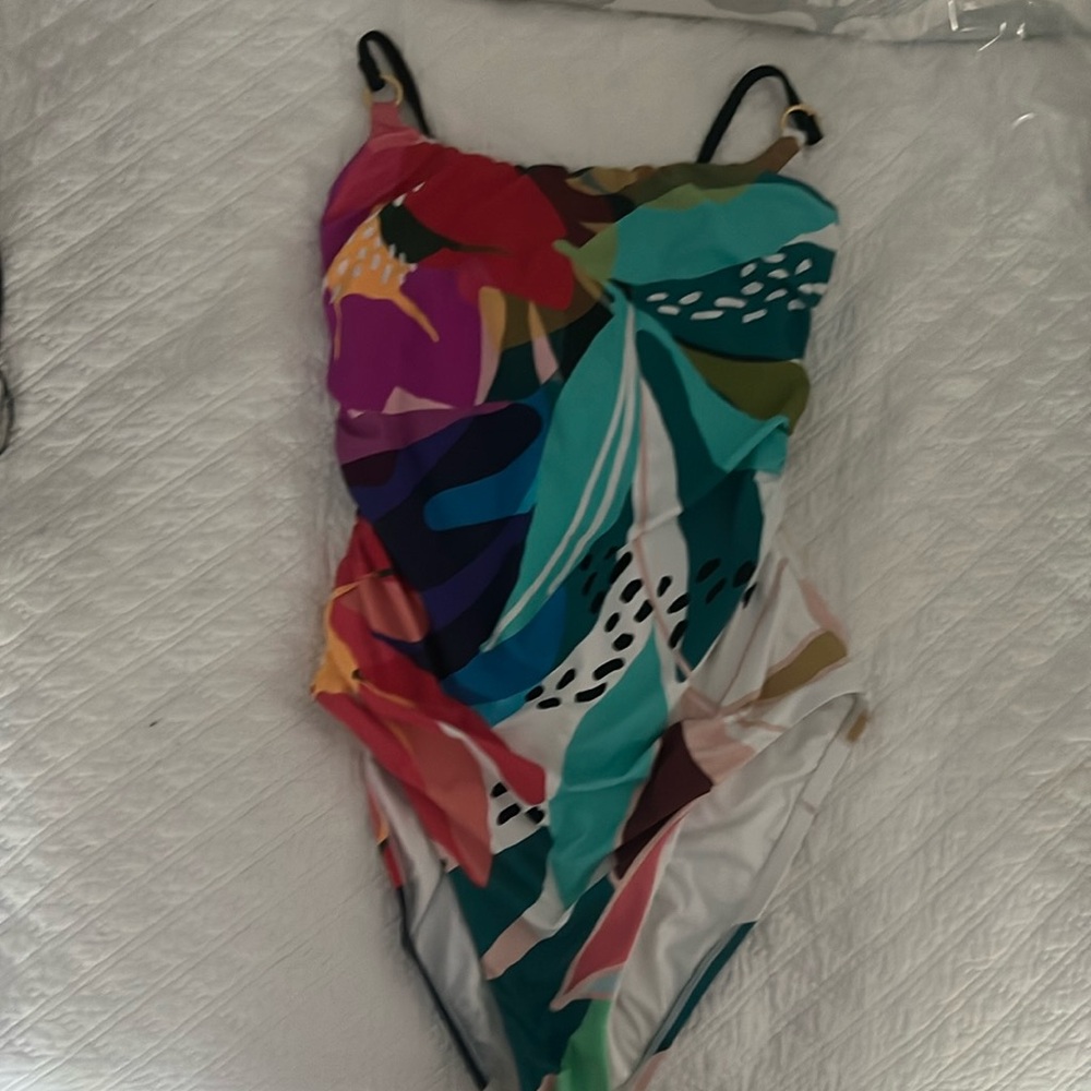 La Blanca multi colored one piece swimsuit.Size not listed but fits a 6-8.